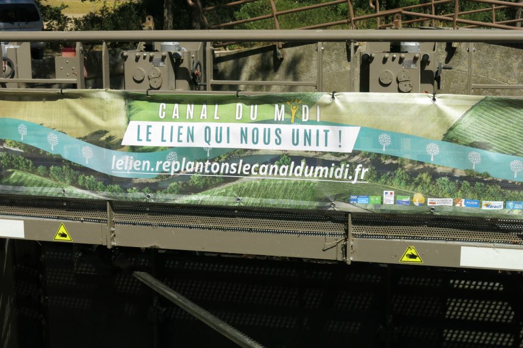 Nous rejoignons le canal à l'écluse de Vic